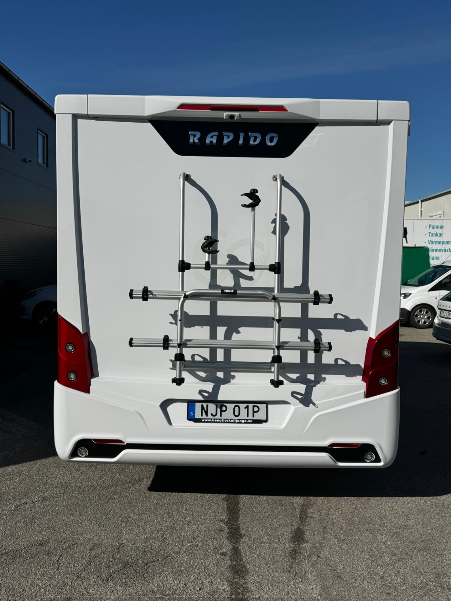 Rengjort bakparti på husbil med cykelhållare